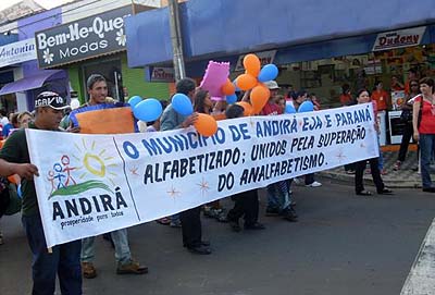 EJA e Paraná Alfabetizado participam de caravana
